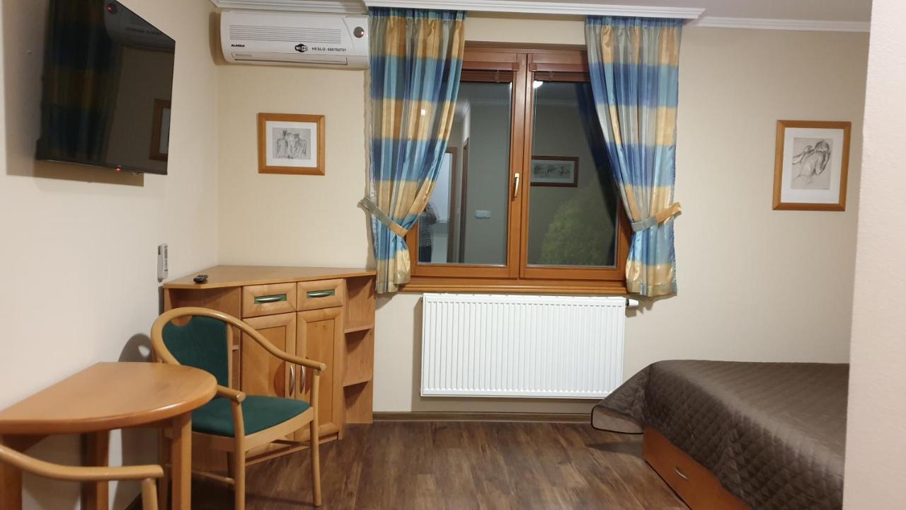 Penzion U Vlku Valtice Bagian luar foto