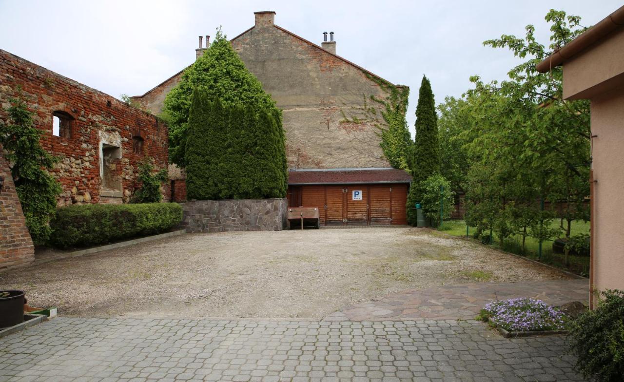 Penzion U Vlku Valtice Bagian luar foto