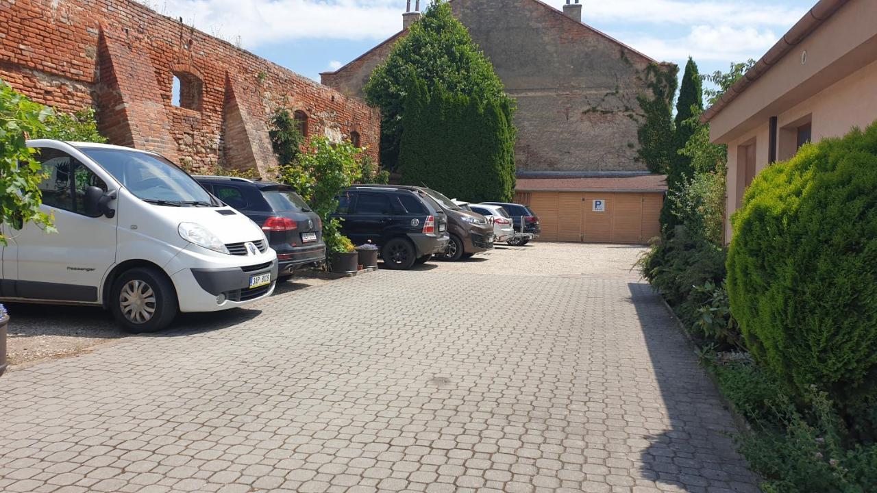 Penzion U Vlku Valtice Bagian luar foto