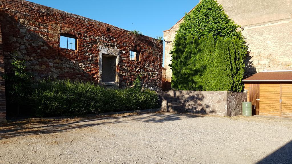 Penzion U Vlku Valtice Bagian luar foto